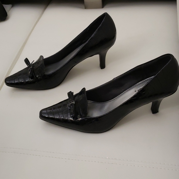 Life Stride Embossed Bowed Pointy Toe Pump BLK 10M - Picture 5 of 7